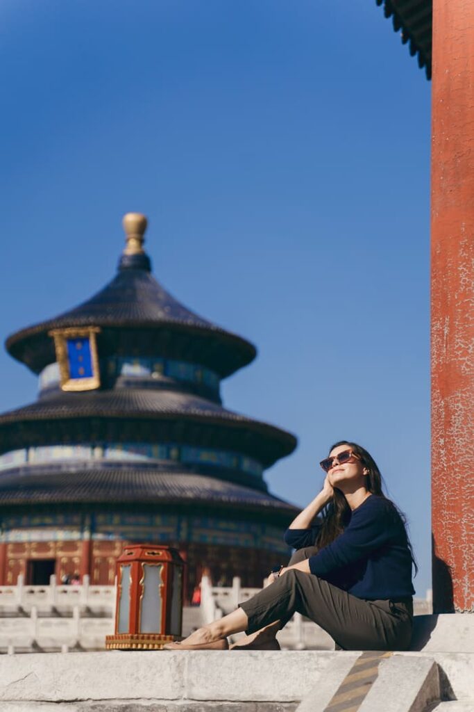 mujer posando en el Templo del cielo Tiantan un famoso complejo de templo imperial