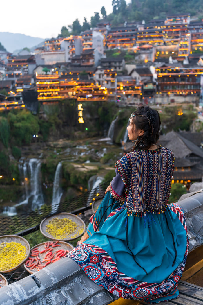 Mujer admirando el paisaje de la ciudad de Lijiang